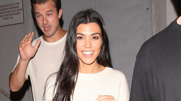 Kourtney kardashian baby bump