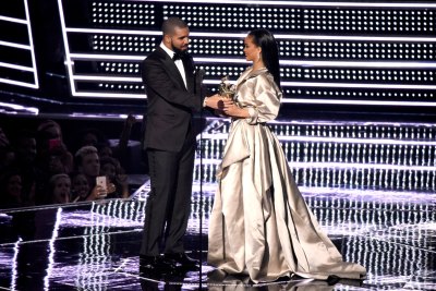 Drake Presents Rihanna With VMAs Award